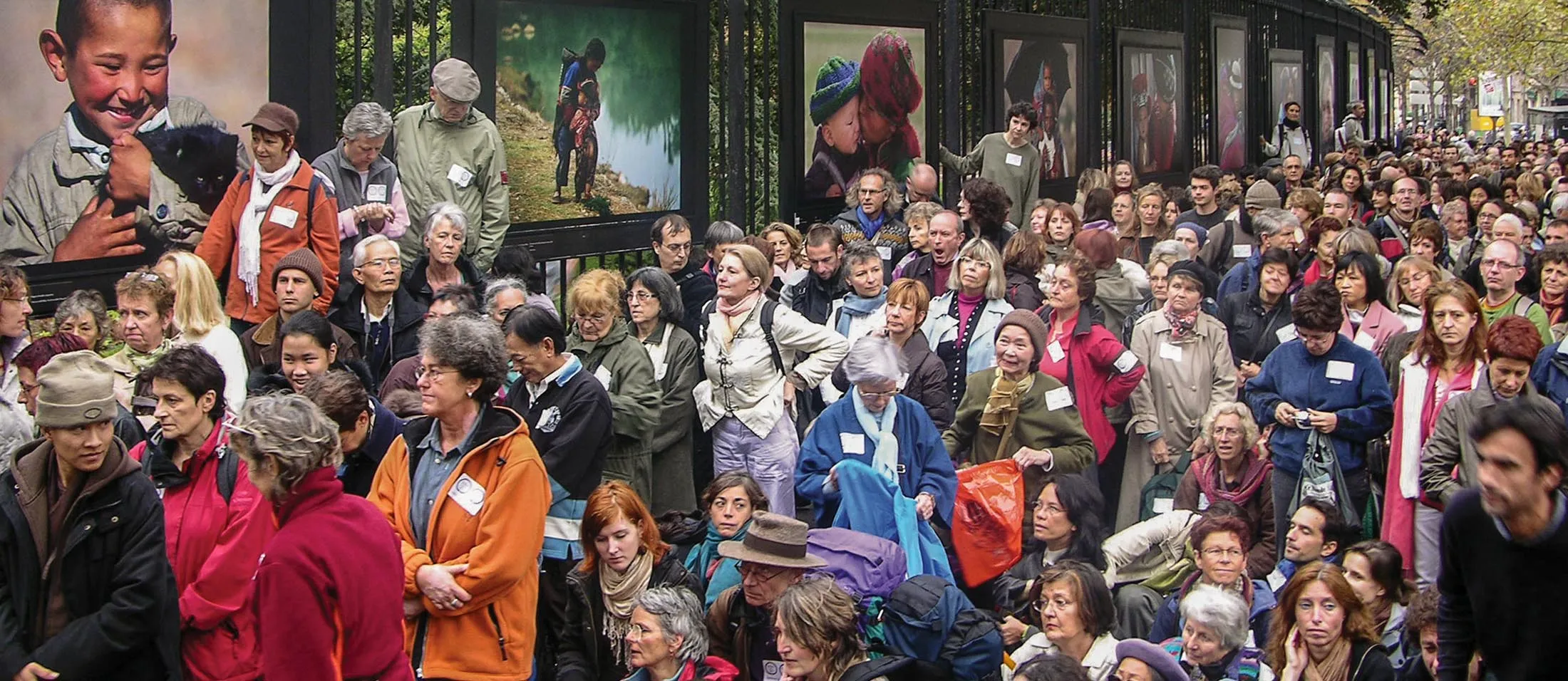 Grande assemblée de pratiquants rassemblés en plein air