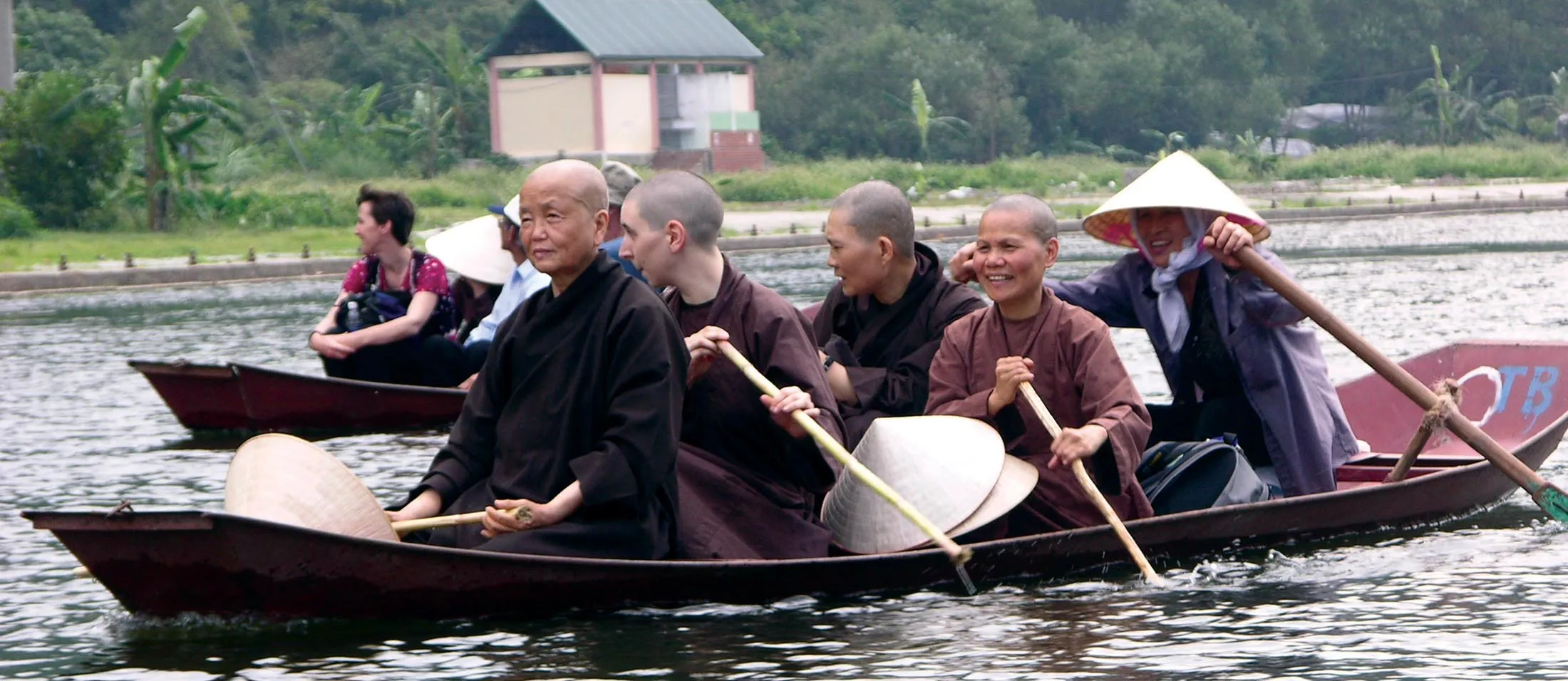 Moniales en barque sur un lac au Vietnam