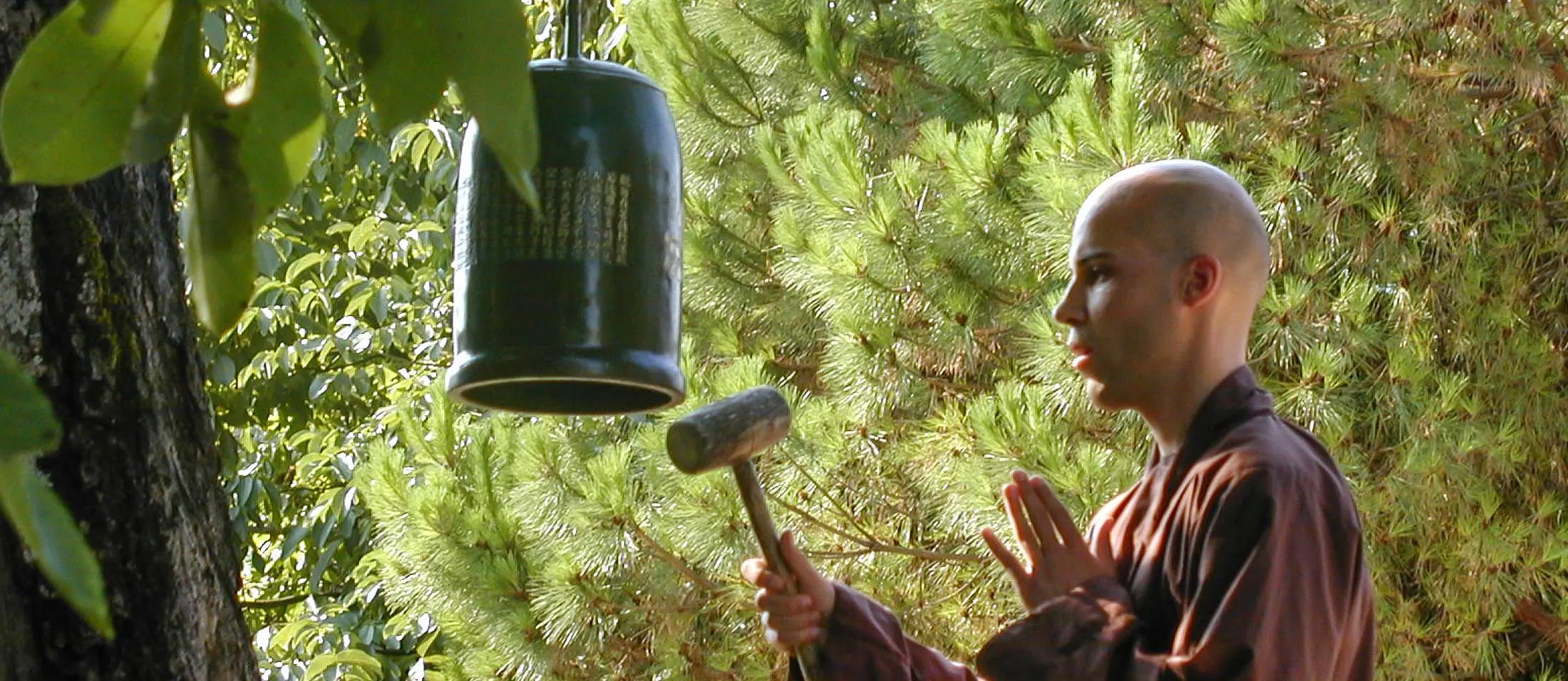 Un moine fait sonner la cloche de pleine conscience